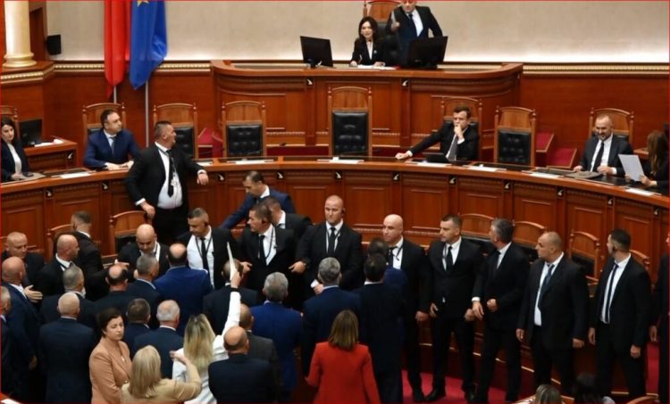 Sot mblidhet Kuvendi, 24 deputetë të opozitës të përjashtuar! PD paralajmëron tensione 
