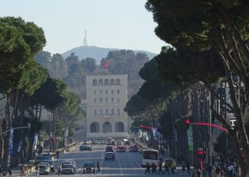 Shumë trafik? 71 mijë mjete të reja për nëntë muaj në vend! Kryeson Tirana, qytetet me numrin më të vogël… 