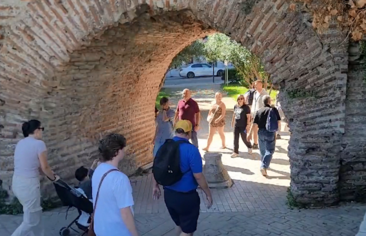 Durrësi me turistë edhe në vjeshtë