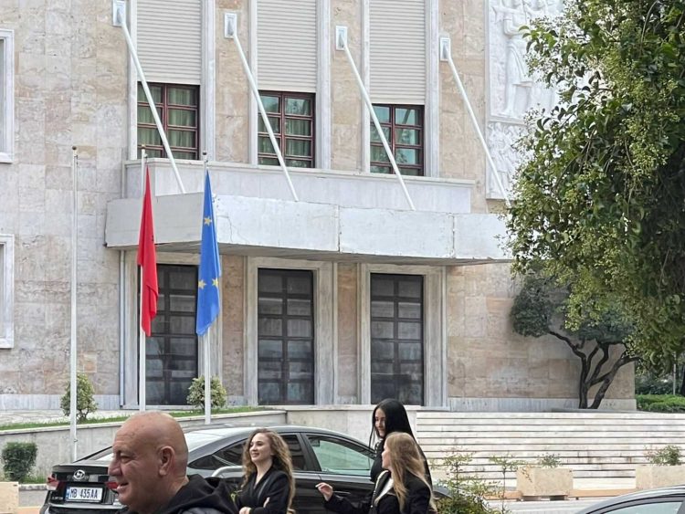 Opozita protestë, Kryeministria blindon dyert