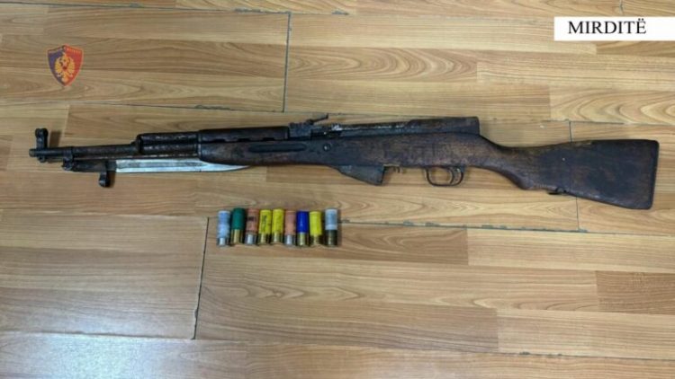 Pushkë e municione pa leje në banesë, arrestohet 53-vjeçari në Mirditë 