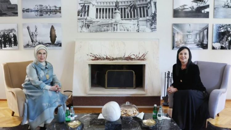 Bashkëshortja e presidentit turk, Emine Erdogan takohet me Linda Ramën 