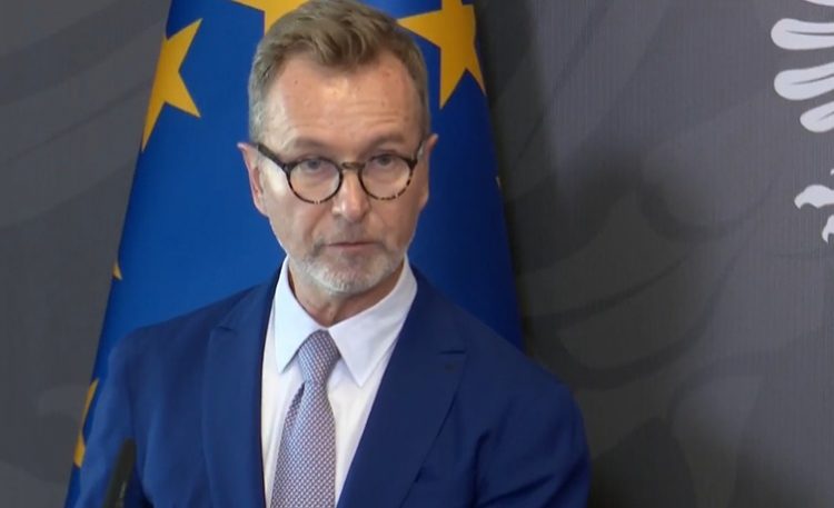 “Suksesi i Shqipërisë pronësi e të gjithëve”/ Ambasadori i BE: Opozita duhet të ulet në tryezë. Dhuna, jo forma e duhur 