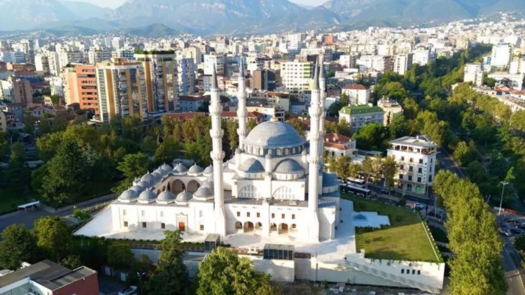 Tiranë, përurimi i Xhamisë së Namazgjasë dhe kundërshtitë rreth saj