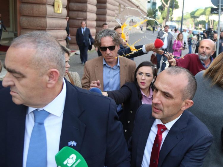 Video/ Fredi Beleri goditet me vezë dhe kos sapo del nga Kryesia e Kuvendit