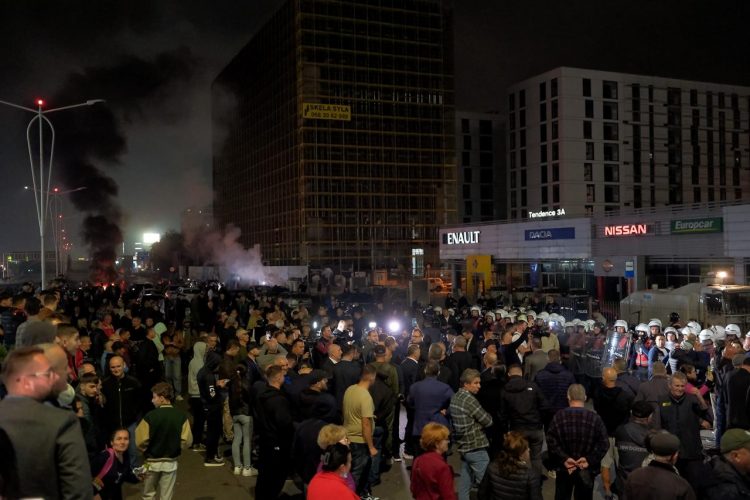 VOA: Shqipëri, protesta e opozitës bllokon akset kryesore rrugore