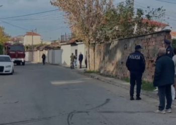 Tentoi t’i vendoste eksploziv një makine në Elbasan, humb jetën 24-vjeçari! Lënda i shpërtheu në duar 