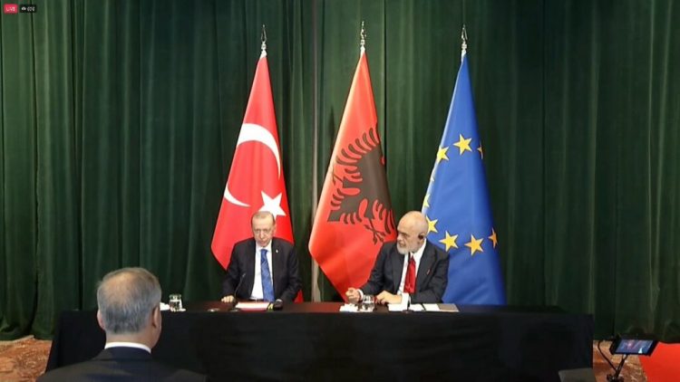 “Lufta kundër FETO”, Erdogan zbardh diskutimet me Ramën: Mbështetje me pajisje ushtarake për Forcat e Armatosura 