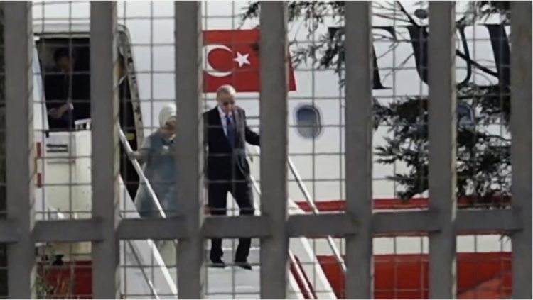 Presidenti Recep Tayyip Erdogan mbërrin në Rinas