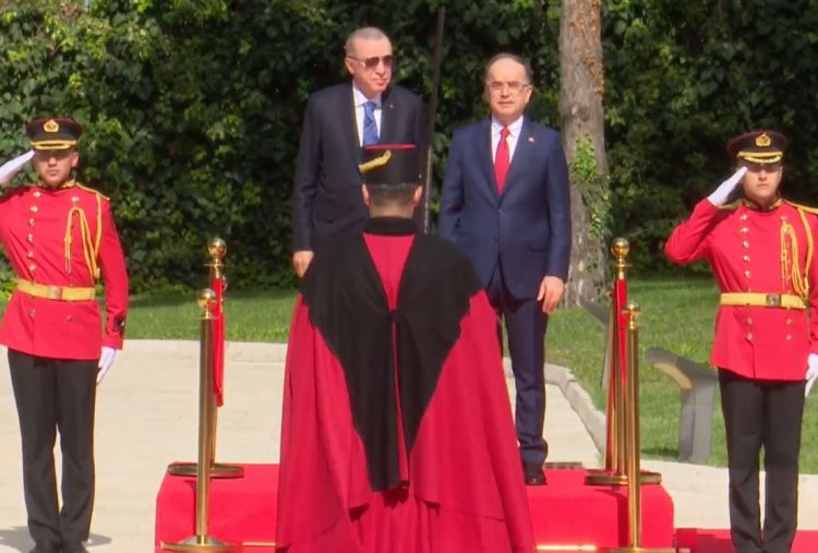 Video/ Erdogan pritet me ceremoni në Presidencë, Begaj: Mirësevjen mik i Shqipërisë dhe shqiptarëve!