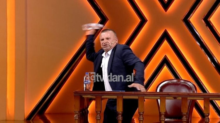Nxehen gjakrat/ Shishja ‘fluturon’ në anën tjetër të studios, prona përfundon në duart e zaptuesve