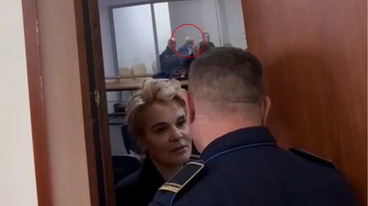 Video/ Rinis seanca në GJKKO: Kryemadhi flet me policin, Meta në kafazin e qelqtë…