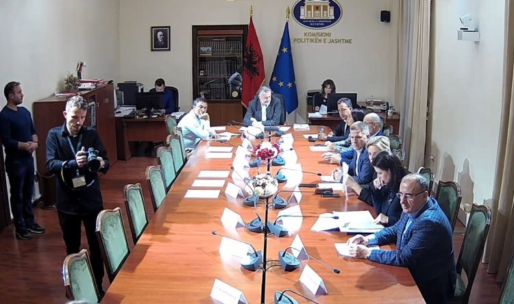 Opozita vazhdon përshkallëzimin e aksionit, bojkoton Komisionet Parlamentare