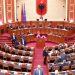 Seanca plenare nis në “qetësi”! Betohen dy deputetët e rinj që zëvendësuan Salianjin dhe Çyrben