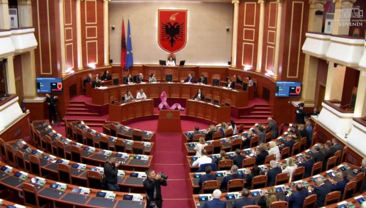 Mbi 2 orë tensione jashtë ambienteve të Kuvendit, mbyllet për 30 minuta seanca plenare