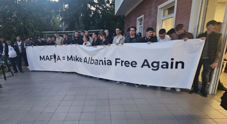 “MAFIA-Make Albania Free again”, protestuesit së bashku me deputetët e PD para Kryeministrisë