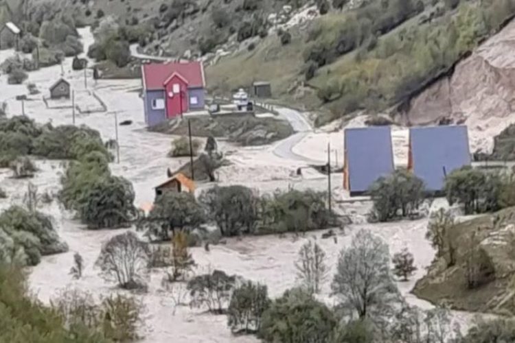 Moti i keq përfshin Malin e Zi, lumenjtë dalin nga shtrati, përmbyten banesat