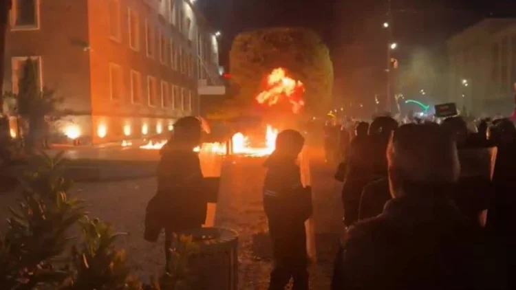 Protestuesit hedhin molotov drejt Kryeministrisë, digjet pema para godinës