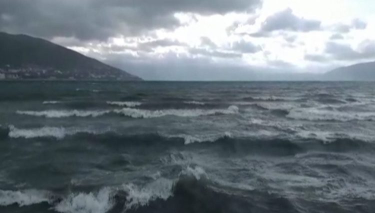 Kushtet e këqija atmosferike dhe dallgët e larta, ndalohen lundrimet në Vlorë   