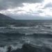 Kushtet e këqija atmosferike dhe dallgët e larta, ndalohen lundrimet në Vlorë   
