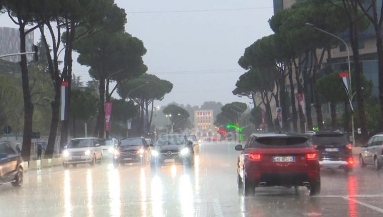 Ditë me shi dhe rritje temperaturash, njihuni me parashikimin e motit për sot  
