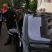 Opozita bllokon makinën e kryeparlamentares, Noka “kontrollon” mjetin: Spiropali s’është brenda, ka hyrë nga…