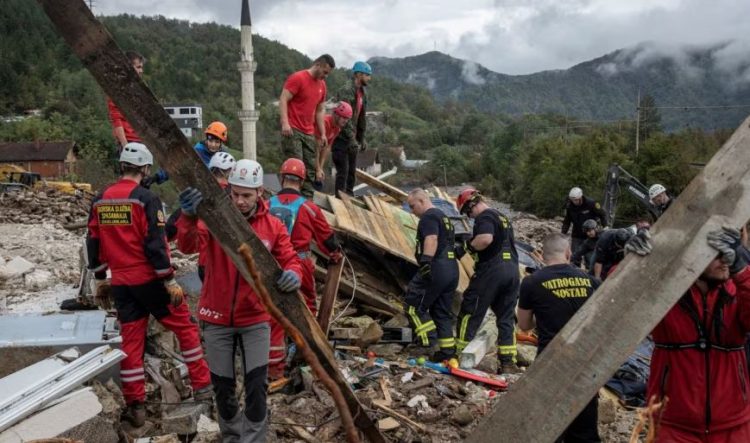 Ekipet ndërkombëtare të shpëtimit në ndihmë të Bosnjës për gjetjen e personave të zhdukur nga përmbytjet 