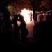Një protestues dhe një efektiv policie lëndohen nga molotovi i hedhur para Bashkisë Tiranë