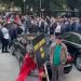 Mbështetës të shumtë me pankarta në duar mblidhen në selinë e PD, pritet marshimi në protestë