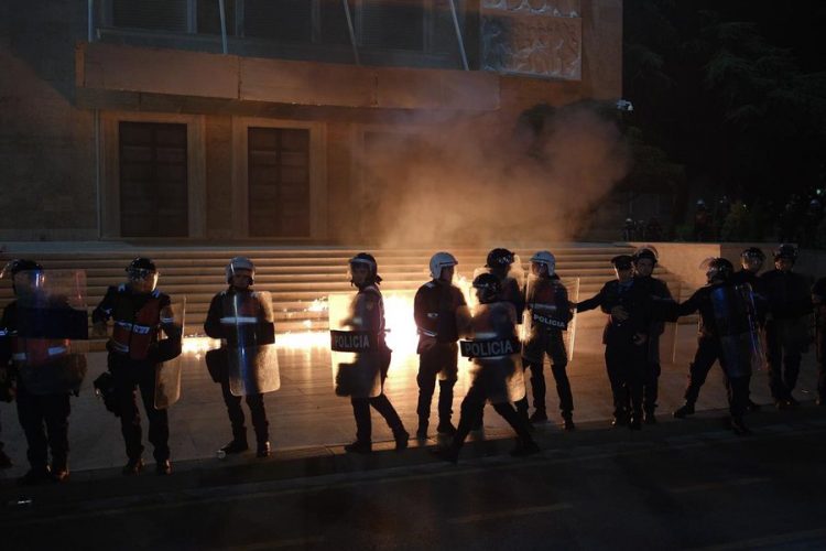 Emrat/ Gjykata e Tiranës liron dy të arrestuarit për protestën e 7 tetorit
