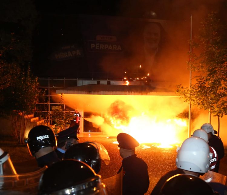 Aksioni opozitar, VOA: Hidhen molotovë ndaj godinave qeveritare, policia përdor gaz lotsjellës për të sprapsur turmat