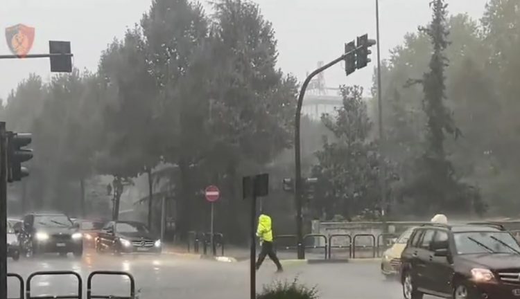 Moti i keq përfshin vendin, policia apel shoferëve dhe këmbësorëve: Respektoni rregullat e qarkullimit rrugor 
