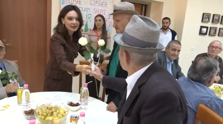 “Ka ardhur koha që pensionet të rriten”, Spiropali vizitë në qendrën e të moshuarve në Tiranë
