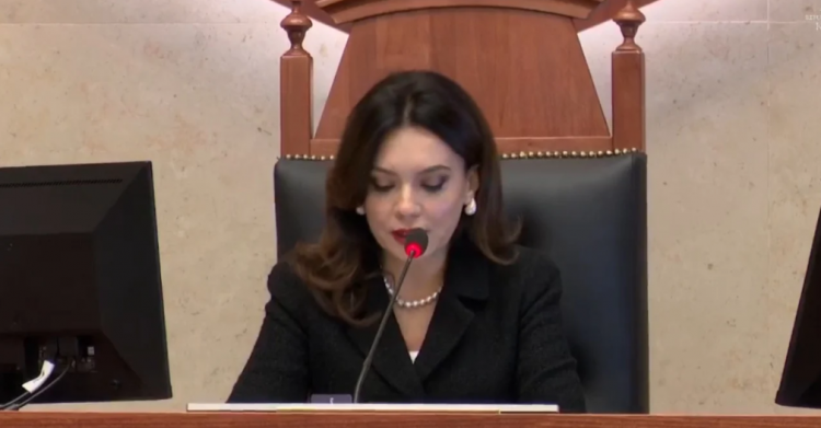 Mosbindja civile/ Tensione brenda dhe jashtë Kuvendit, Spiropali nis seancën: Deputetët e pa-përjashtuar janë të mirëpritur 