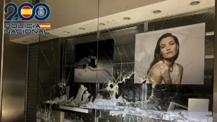 Grabitësit spanjollë vjedhin dyqanet në zonat e prekura nga përmbytjet, 39 të arrestuar