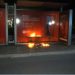 Stola dhe kosha në flakë! Protestuesit hedhin benzinë tek stacioni i autobusit