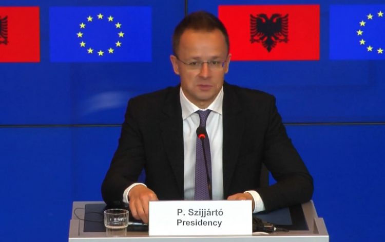 Ministri i jashtëm hungarez për kolegët në BE: Tjetër gjë thonë para audiencës dhe tjetër midis tyre