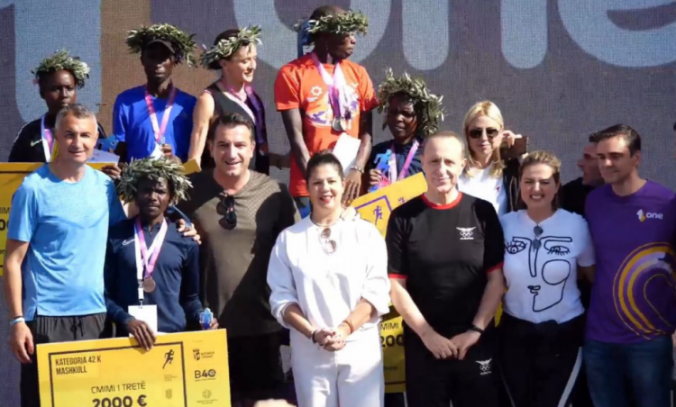Maratona, Veliaj i dorëzon medaljen e vendit të parë Luiza Gegës