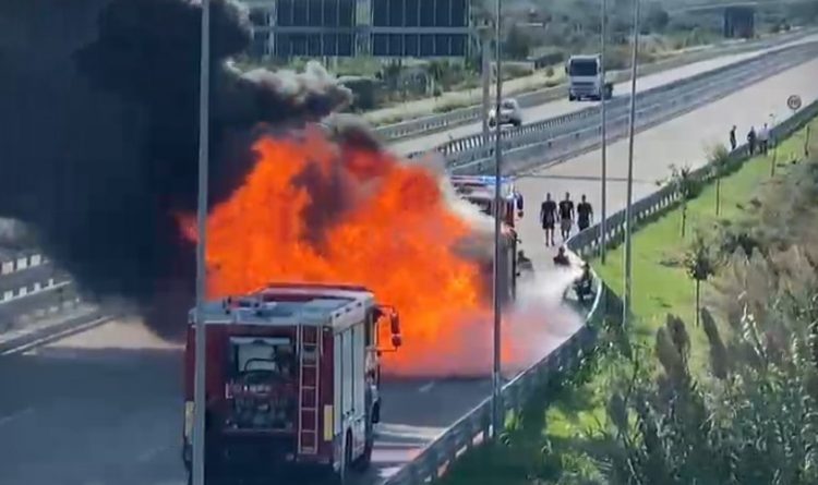 Fier/ Shkrumbohet në mes të rrugës kamioni