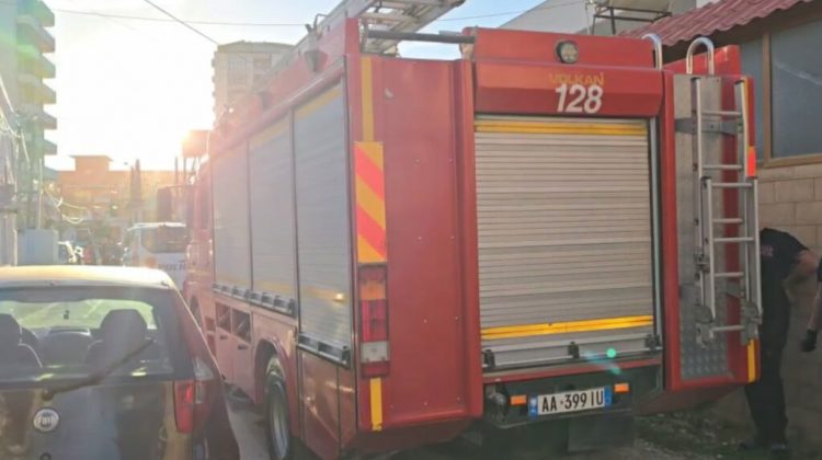 Zjarr në një mobilieri në Shkodër, zjarrfikësit në luftë me flakët 