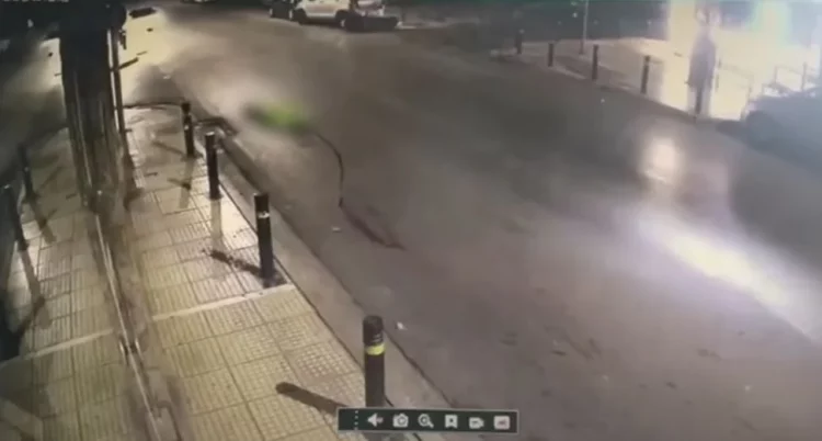 VIDEO/ 18-vjeçari shqiptar aksidentohet me motor në Athinë, humb jetën në vend