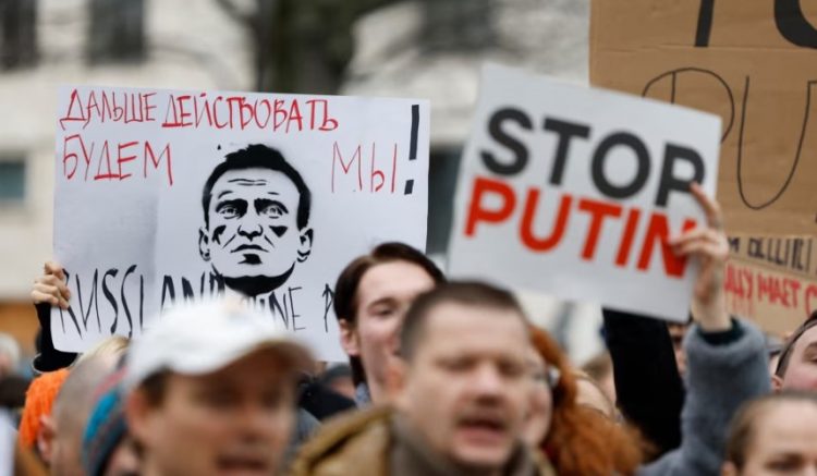 Opozitarët rusë në mërgim, marshim kundër Putinit në Berlin