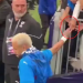 VIDEO/ Tifozi i vjedh Neymarit unazën nga gishti, e nxjerr direkt në shitje