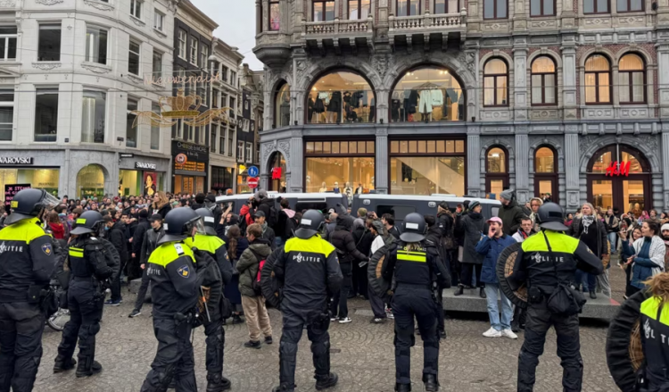 Pas dhunës në futboll, Policia holandeze ndalon protestën pro-palestineze