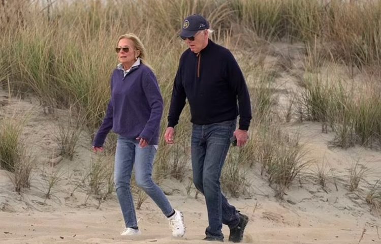 VIDEO/ Biden “ngec” në rërë para takimit me Trump