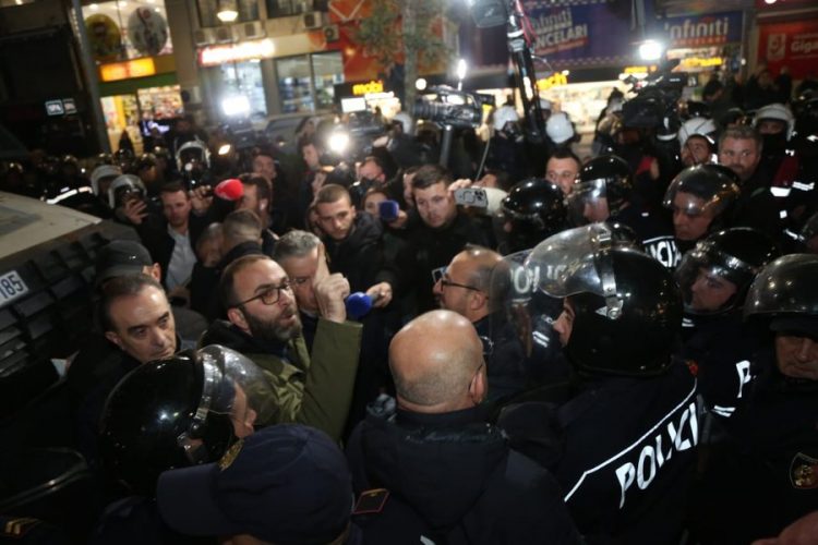 Protesta e opozitës/ Mbi 50 të shoqëruar, procedohen deputetët organizatorë 
