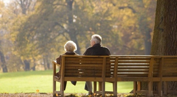 Gratë në Shqipëri jetojnë 5 vite më shumë se burrat, Eurostat: Jetëgjatësia më e lartë në rajonin qendër