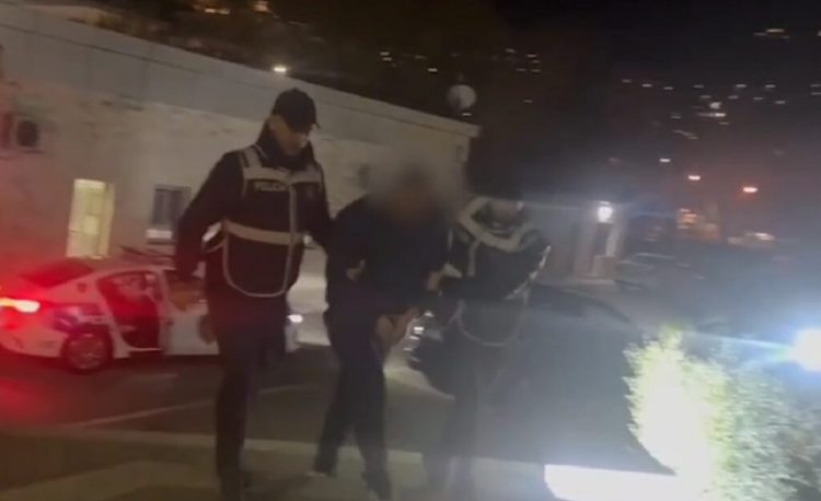 Mashtroi një grua dhe i mori 42 mijë Euro, arrestohet 27-vjeçari në Gjirokastër, mbante edhe armë pa leje