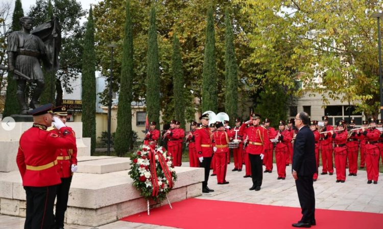 Begaj uron 112-vjetorin e Pavarësisë: Bashkëatdhetarët të çojnë përpara arritjet e Shqipërisë