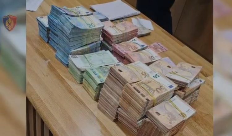 Dyshohet se janë përfituar nga veprimtari kriminale! Sekuestrohen mbi 313 mijë euro në Doganën e Muriqanit 